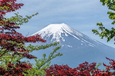 De Fuji no Yama van Raijin: Een Visioen van Mystiek en Natuurlijke Pracht!