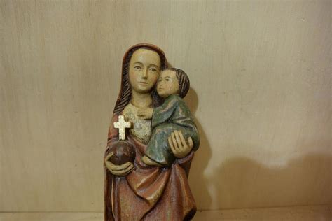 De Madonna met Kind uit de ateliers van Odo: Een studie in religieuze devotie en verfijnde detailkunst!